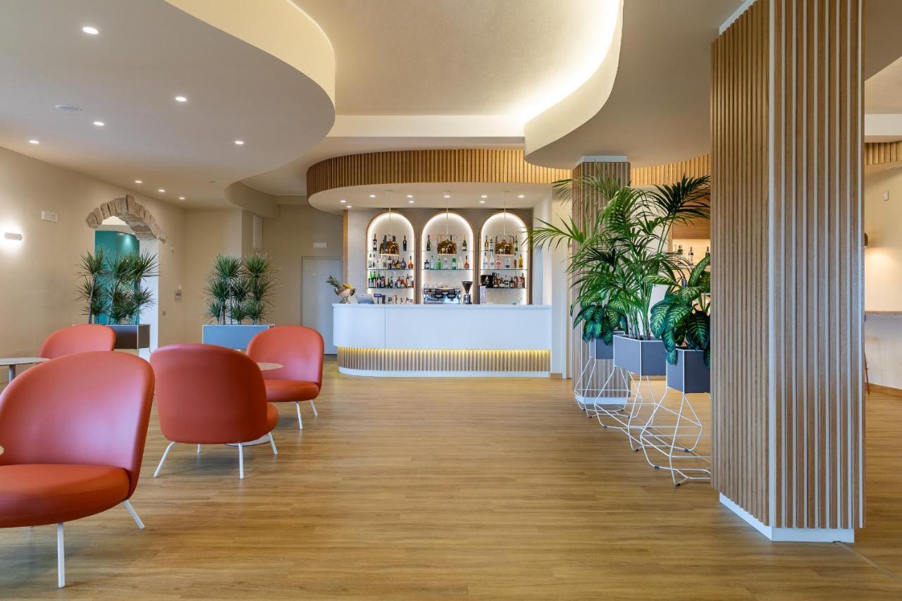Hotel Lu' Porto Pino 4*