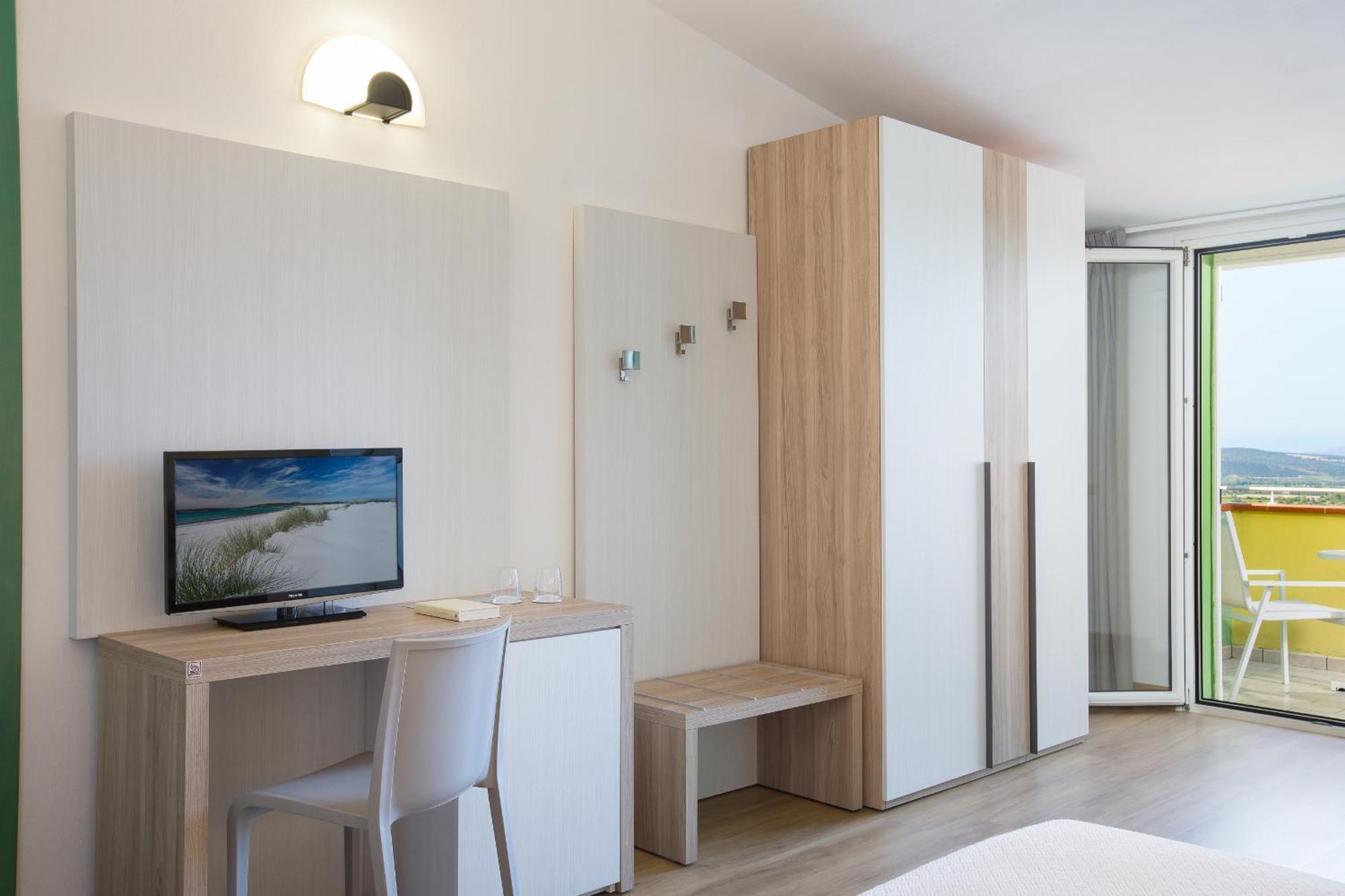 Hotel Lu' Porto Pino 4*