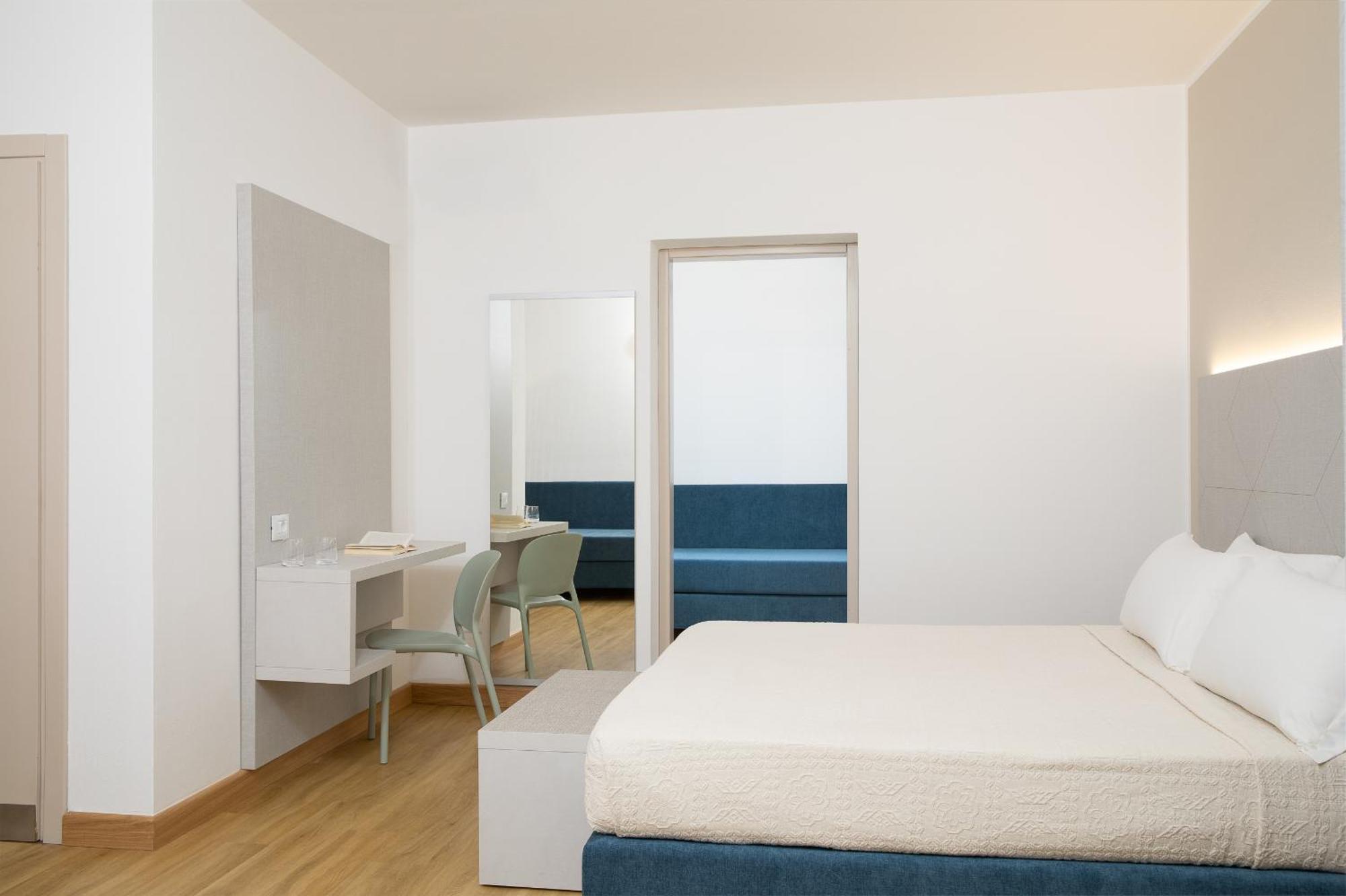 Hotel Lu' Porto Pino 4*