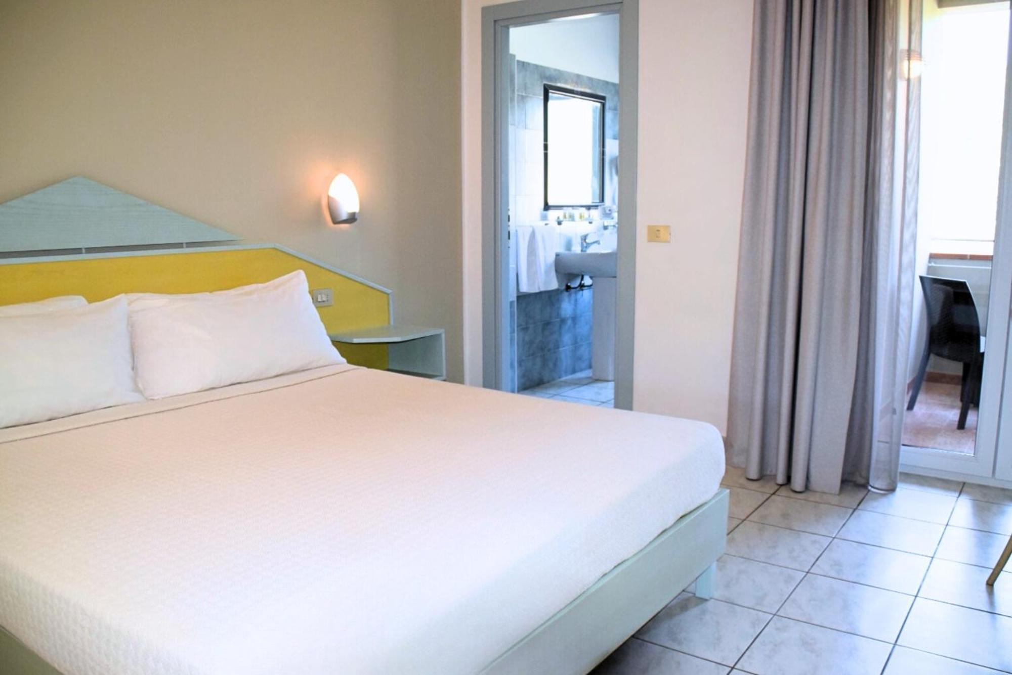 Lu' Hotel Porto Pino Hotel 4*